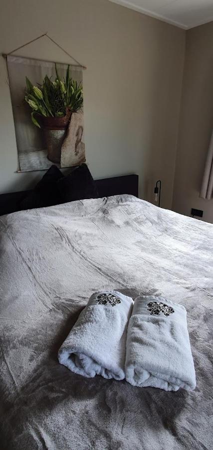 Luxe Gastenkamer Met Living En Keuken Bij Friezen Paarden Stal Pellendijk Westendorp Dış mekan fotoğraf