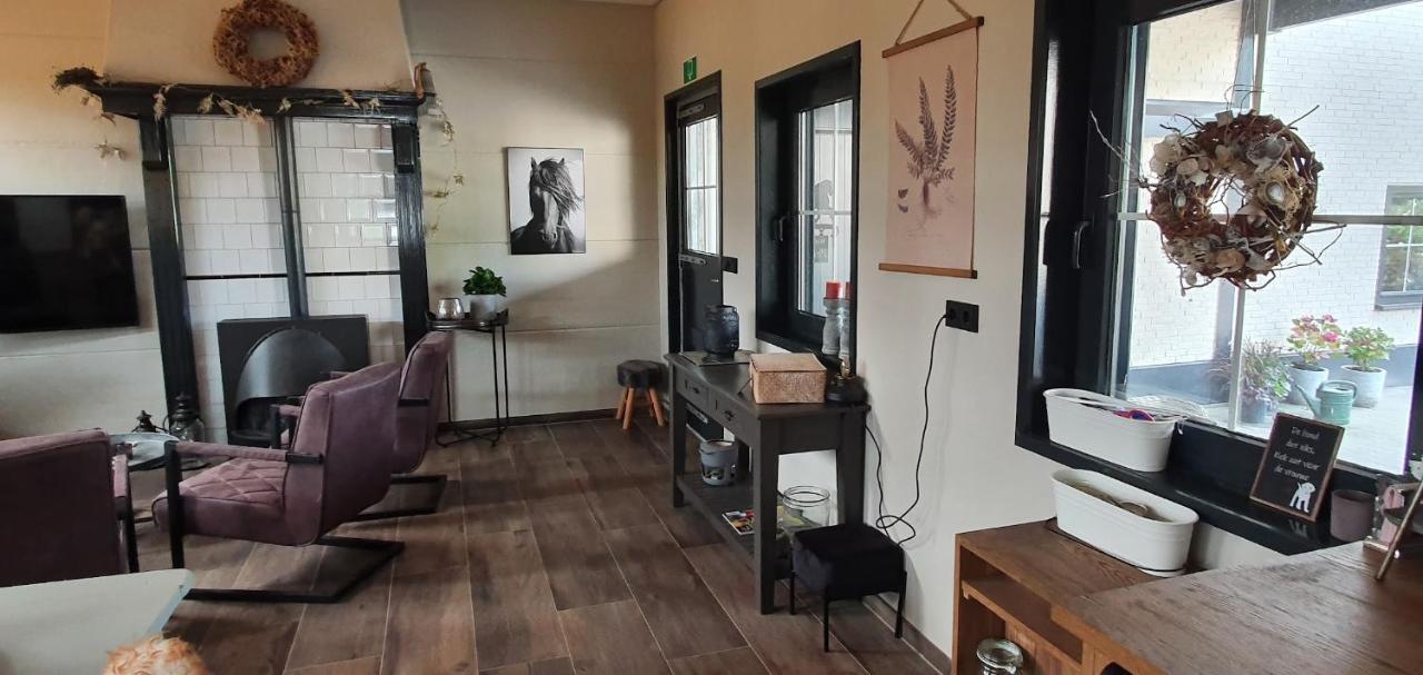 Luxe Gastenkamer Met Living En Keuken Bij Friezen Paarden Stal Pellendijk Westendorp Dış mekan fotoğraf